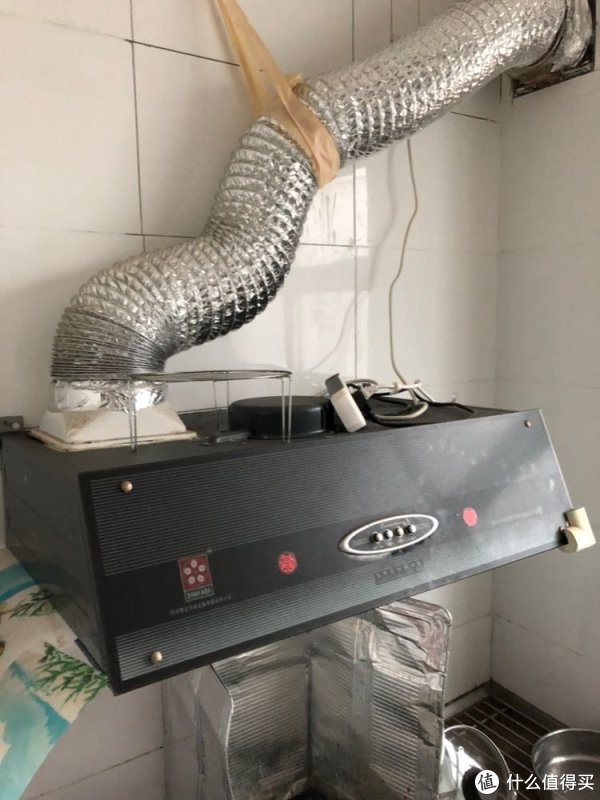 原来的山寨货。买来各种漏风 接口来了就坏了 上面白色罩子还是我自己后配的。接口漏风 打胶都没用。其实油烟机很简单 大电机加风道就搞定。这货噪音不大 也没啥吸力 这东西挂某鱼5块钱几天都没人要 给我扔了。