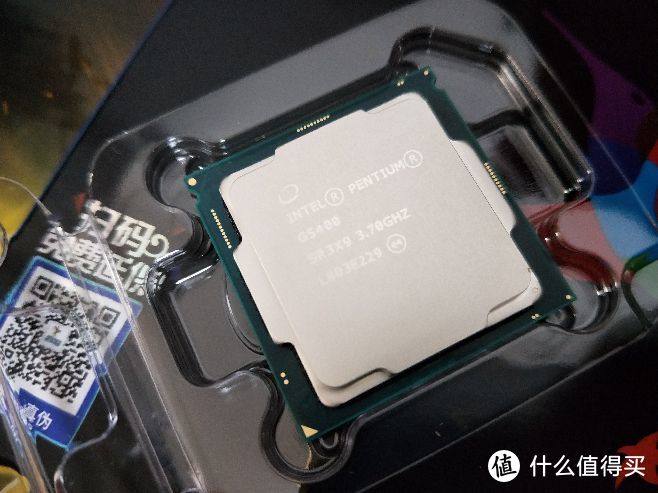 英特尔（Intel）G5400 奔腾双核 盒装CPU处理器，双核四线程，办公够用了。