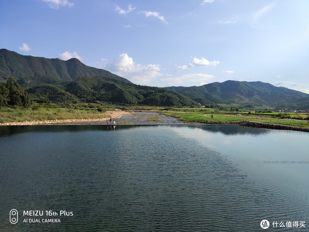 村里在桥头休了一个小水坝