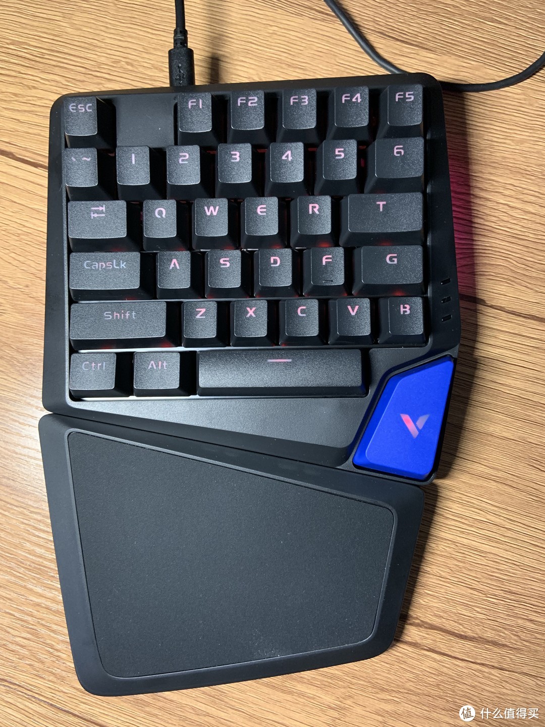 笔记本游戏利器——雷柏V550RGB幻彩背光单手机械键盘小评