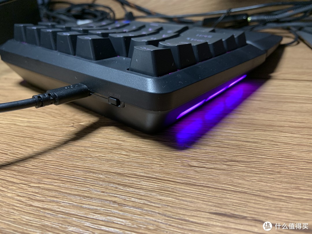 笔记本游戏利器——雷柏V550RGB幻彩背光单手机械键盘小评