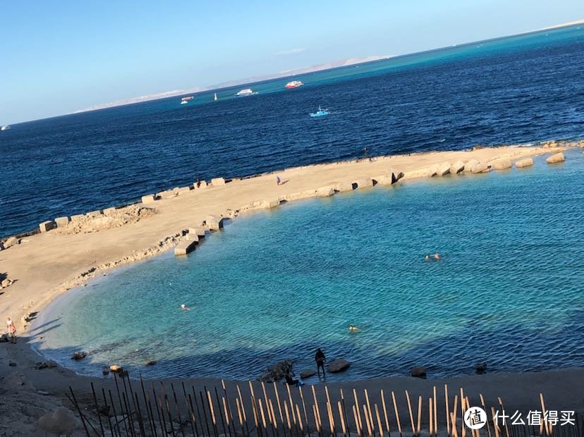 酒店门口散步的红海景色