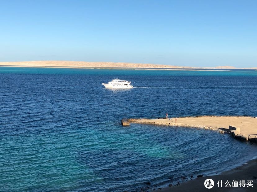 酒店门口散步的红海景色