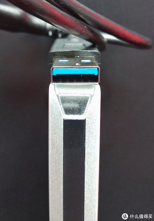 厚度为12.5mm，比USB插头厚0.5mm，可以说比较纤薄了（1TB款是9mm）。