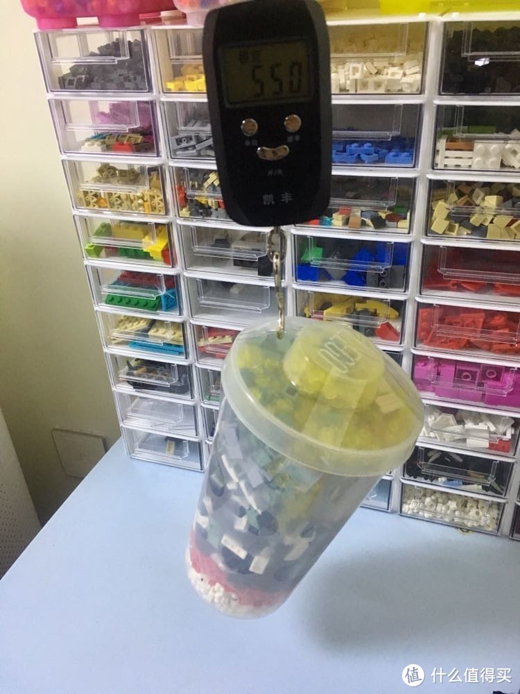 如何快速地在乐高店里装满一大杯Lego