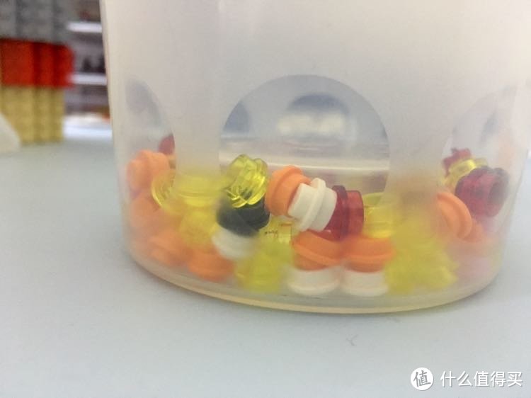 如何快速地在乐高店里装满一大杯Lego