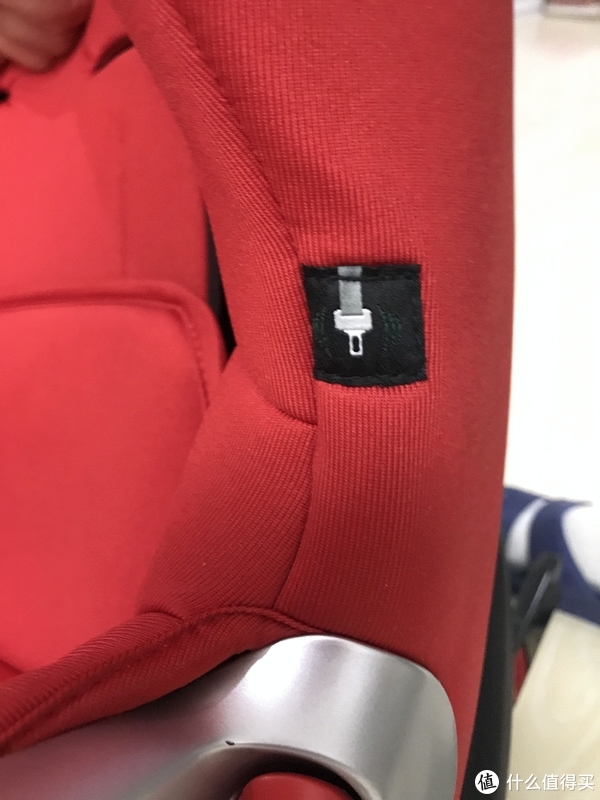 贴心的小细节，安全带扣可以磁吸在左右两侧，方便抱宝宝进座位。避免因为压在屁股底下而抽不出来。这个只有反向安装时才用得到。