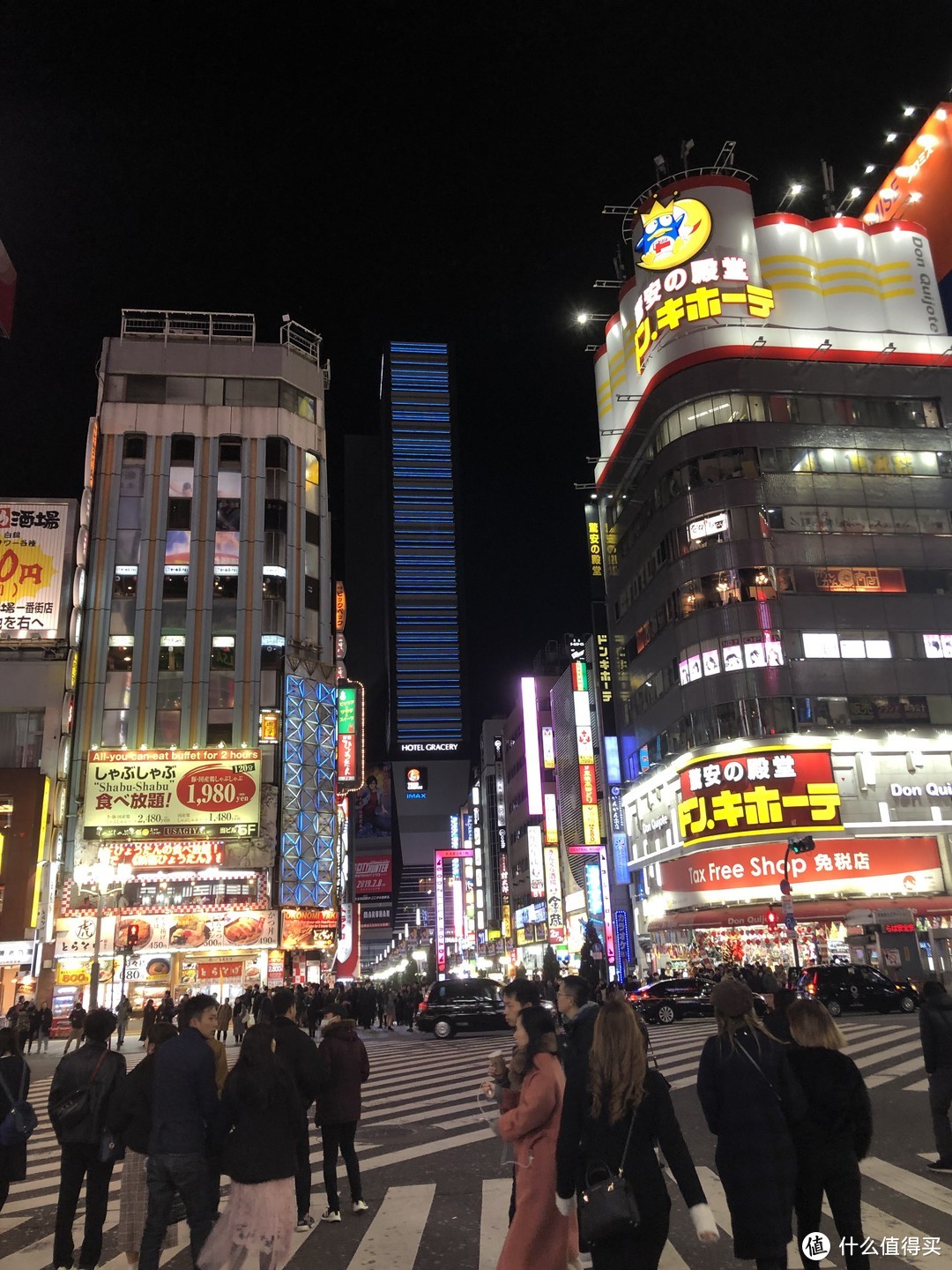 夜晚的新宿，旁边是歌舞伎町街没去拍.....