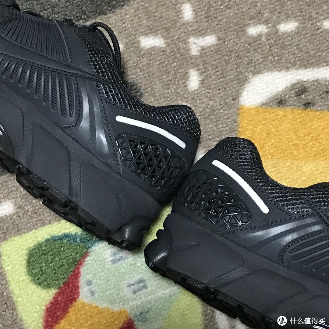 少了ACW光环的NIKE ZOOM VOMERO 5 SP 老爹跑鞋