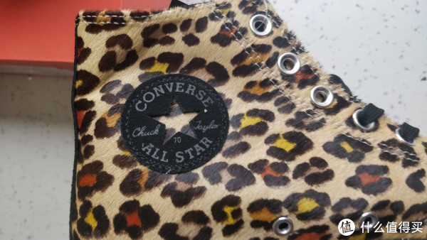 他们家的LOGO都在鞋子的内侧