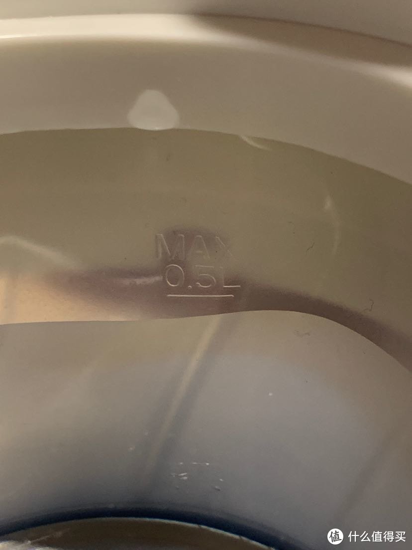 量杯倒入0.5L水后在壶中显示的实际水位。