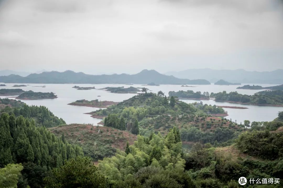 这是山山水水处处明明秀秀的千岛湖，每扇窗都是一幅山水画