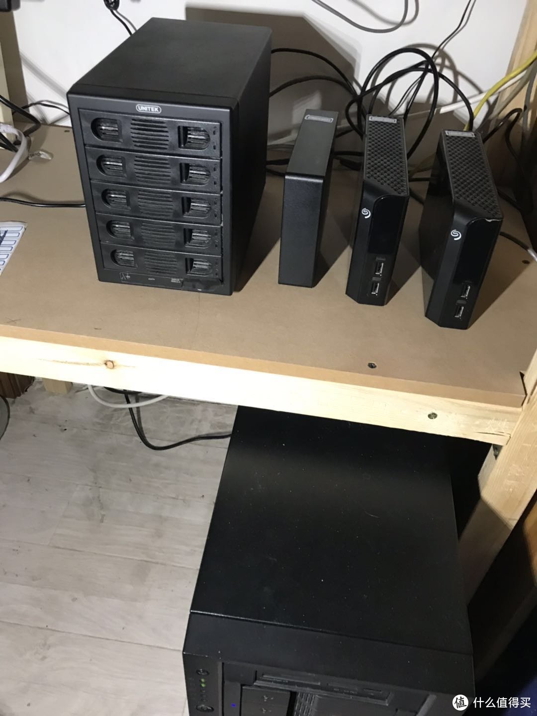 30TB的RAID 5阵列，外置希捷8TB X 3