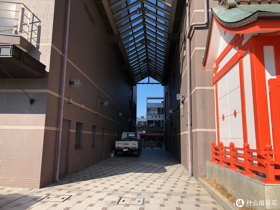NATTY公寓和沼津滨江酒店两栋大楼之间的通道