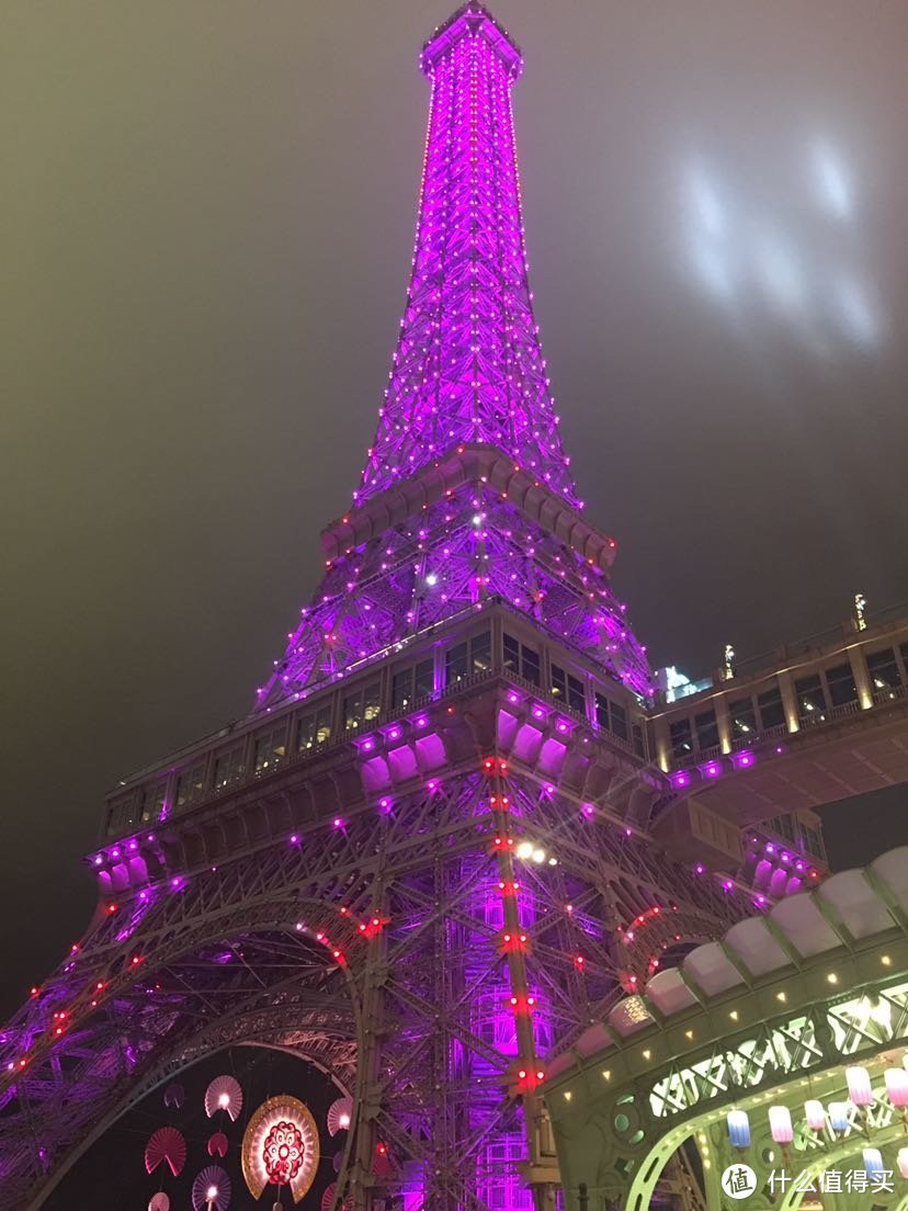 巴黎人门前的假埃菲尔铁塔，夜晚灯光做的是真好看。有好几种颜色变换，我最喜欢紫色。