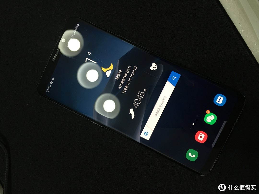 双曲面高屏占比，裸奔的颜值和手感都令人满意