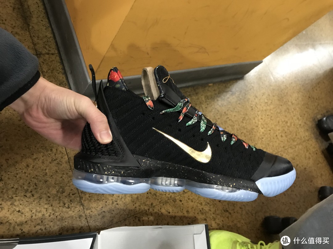 LEBRON 16 King's Throne 凝视王座