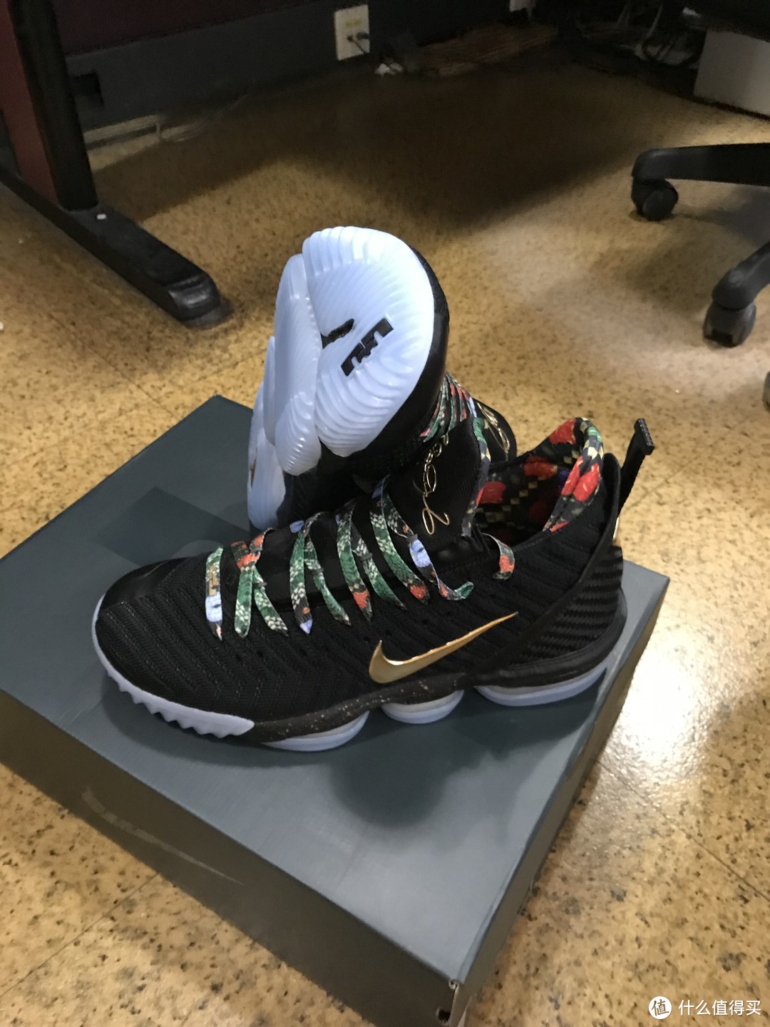 LEBRON 16 King's Throne 凝视王座