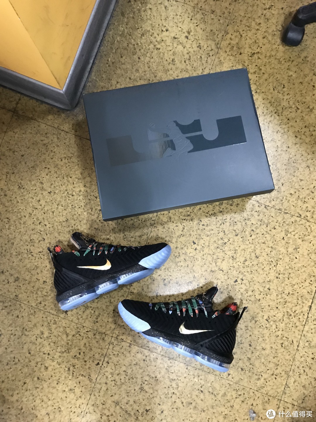 LEBRON 16 King's Throne 凝视王座