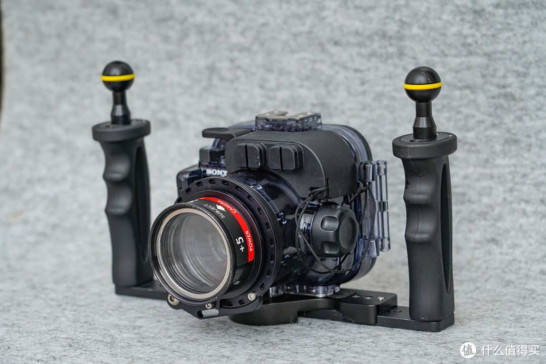 水下拍照怎么玩？水下摄影器材看这一篇就够了！索尼MPK-URX100A黑卡相机水下防水壳及周边附件介绍