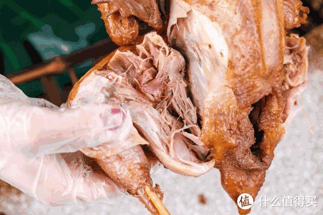 每只烧鸡平均都将近两斤重，热腾腾的香气，软嫩的肉质，浓郁卤香的味道就连骨头都透着浓郁鲜醇的酱卤香。