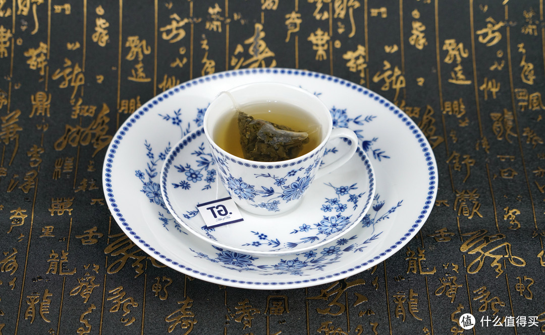 素胚勾勒出青花笔锋浓转淡，如传世的青花瓷自顾自美丽：SeltmannWeiden 杯碟套组