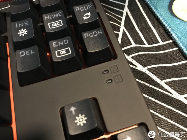 上图可以看出，键盘面板用了类肤材质，做工很好。