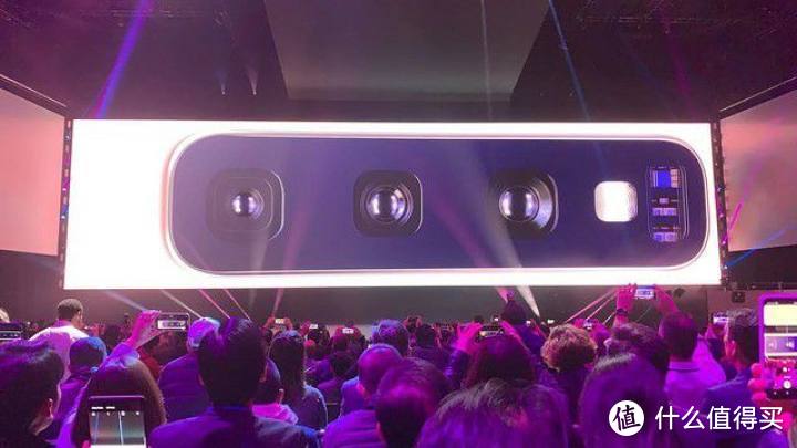 三星Galaxy S10摄像头方面采用三摄，分别是1600万主摄、1200万副摄及1300万的长焦