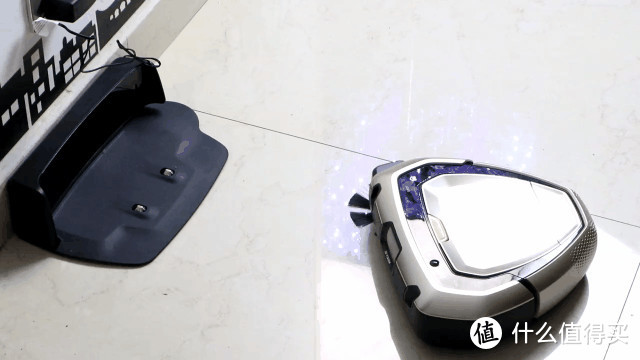 一台长眼的扫地机器人，全屋3D成像，做最懂你的助手—伊莱克斯i9扫地机器人