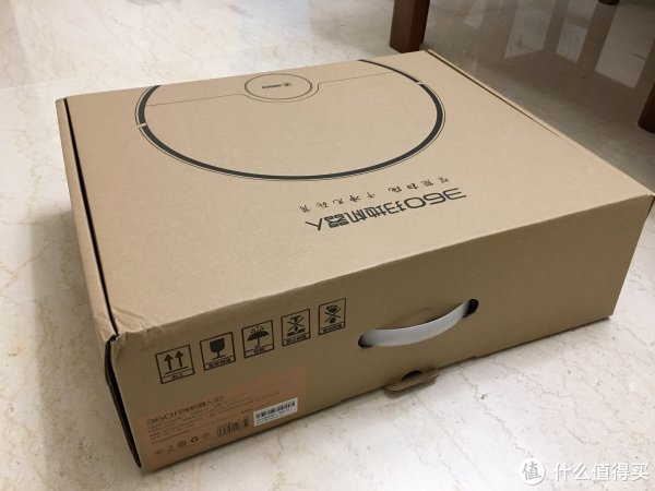 外面还有一层快递纸壳，拆了以后里面的包装才有提手。很重。