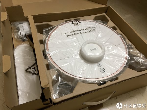 下层是机身主体以及充电器，关键部位都做了保护