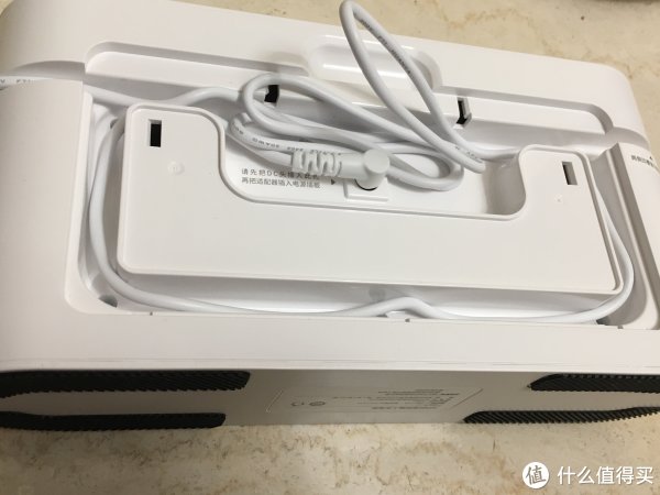 充电桩背面有个盖板，打开以后里面可以藏电源线，不错的设计。