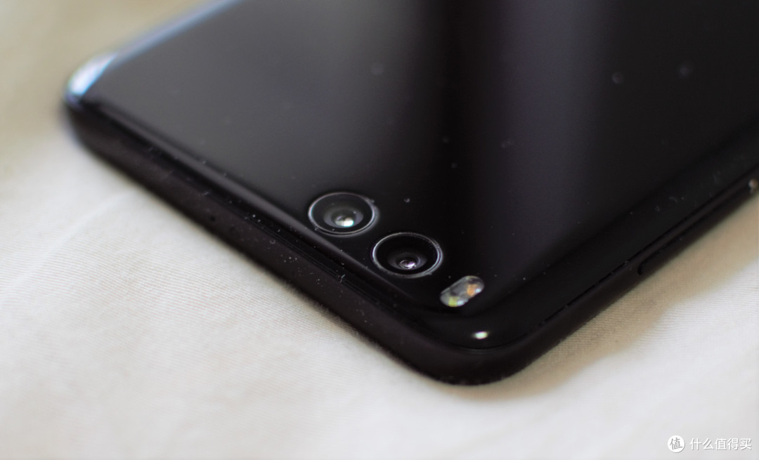 小米note3采用的是双1200w像素摄像头,即广角 长焦相机解决方案,主