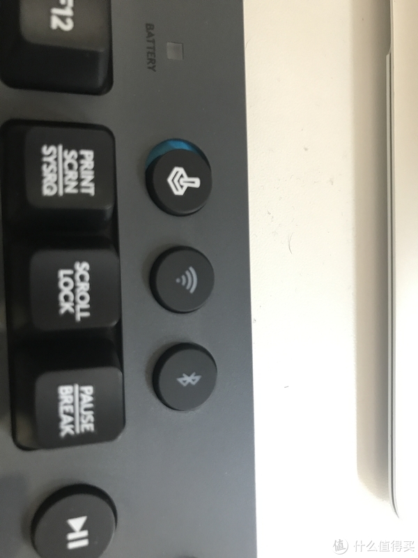 键盘正面，多媒体按键的左边，三个按由左至右分别是：游戏模式锁定（左右拨动选择）、LIGHTSPEED模式（按动选择）、普通蓝牙模式（按动选择）。选择哪种连接方式操作起来都很方便，后两枚按键还有灯光提醒