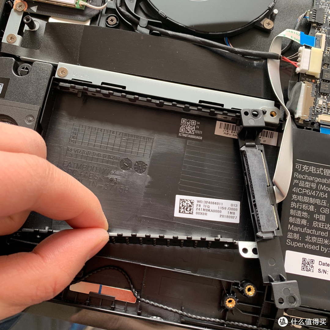 取下固定SSD的橡胶支架