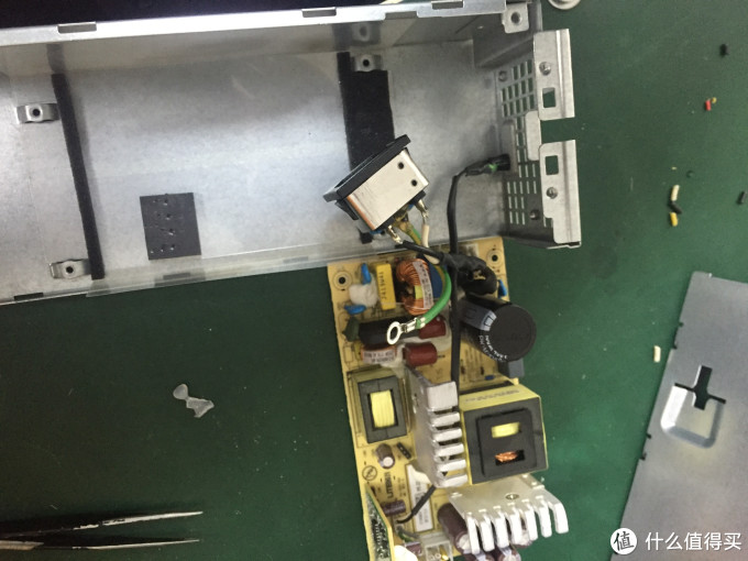 240W电源拆掉线路板,电源插座撬出来。