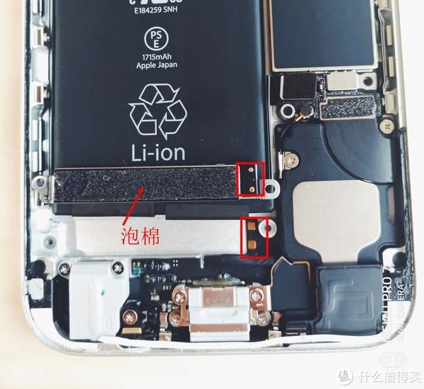 从iPhone 6开始苹果更换了全新的Taptic Engine，也就是我们通常说的横向线性马达，6S上采用两颗螺丝固定并且采用触点的方式供电