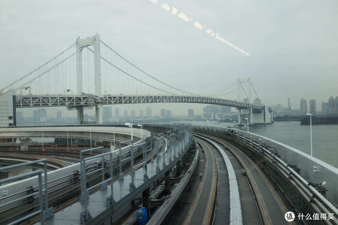 从新桥站坐百合海鸥号无人驾驶磁悬浮去台场，刷西瓜卡就可以，建议坐在第一排，因为每趟的间隔很短，如果不赶时间的话完全可以排队等第一排的位置