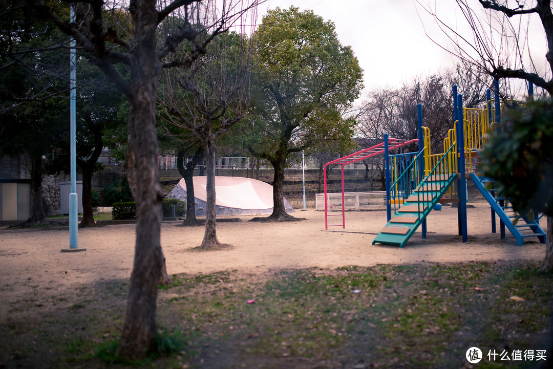 去心眼寺路旁的西宰相山公园，其实跟我们的公园差不多，都是有这样的健身器材，可以看到中间有一个大的，红色的永乐通宝的一个雕塑，应该也是跟真田有关系。