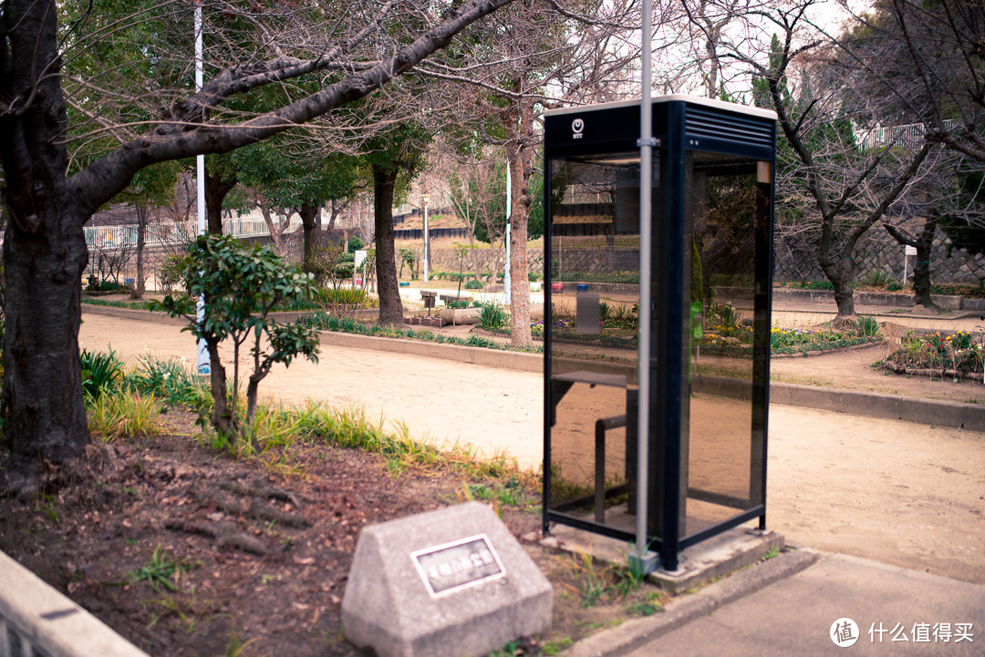 日本的公用电话亭，还算比较常见，一些主要的公众场所都有。在动漫里面也经常看到。早年间国内比较普及的公用电话亭，最近感觉销声匿迹了。