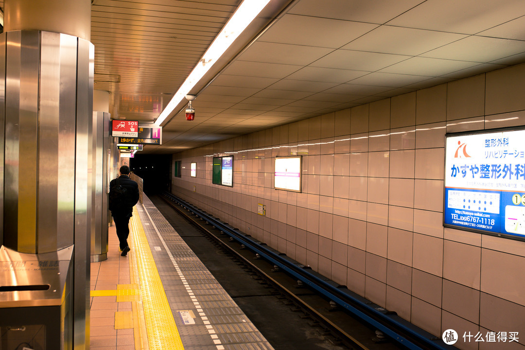 大阪地铁。有的站没有防护的那种挡板，还是比较老的。