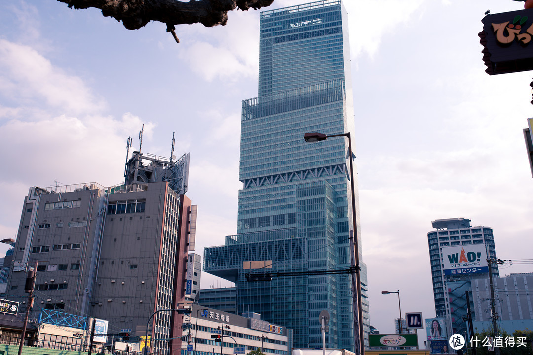 这个高楼是阿倍野HARUKAS 是大阪第一高楼，就在天王寺站顶上，最高点300米，可以坐电梯上到280米的顶楼观景台，后来我去了这个地方，拍了不少照片，这个后面讲。