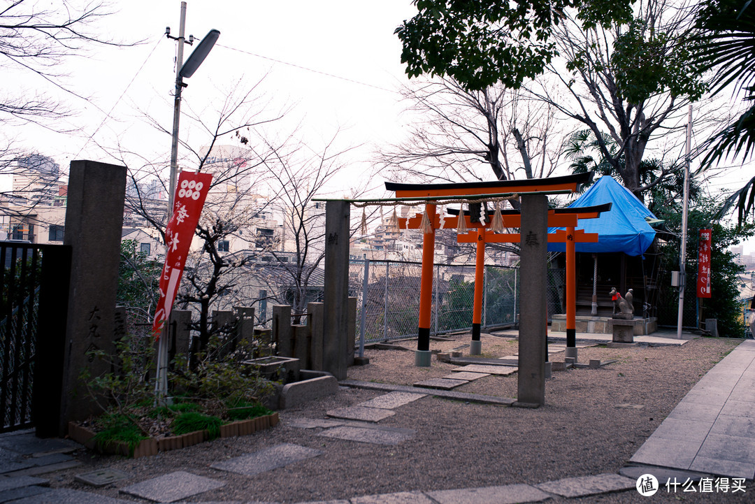 安居神社里面还有几个像稻荷社的那种红色鸟居。