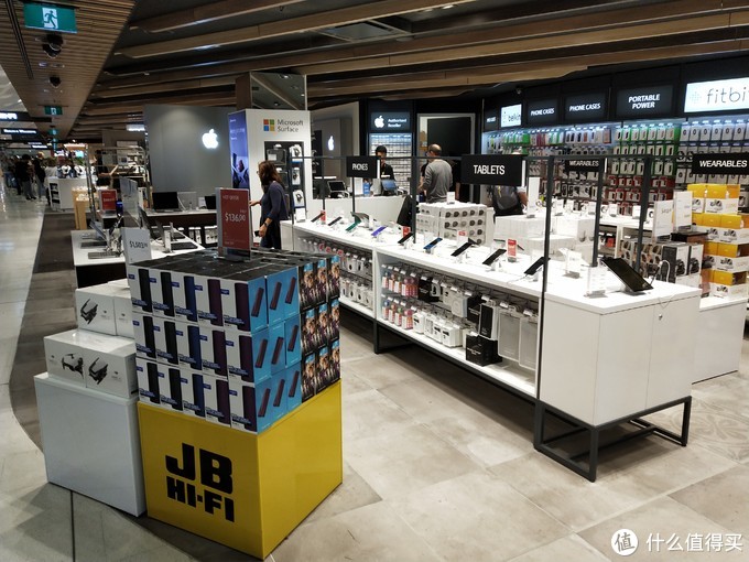 JB Hi-Fi，除了电子产品，还有游戏和CD可以买，不过机场的只有电子产品。