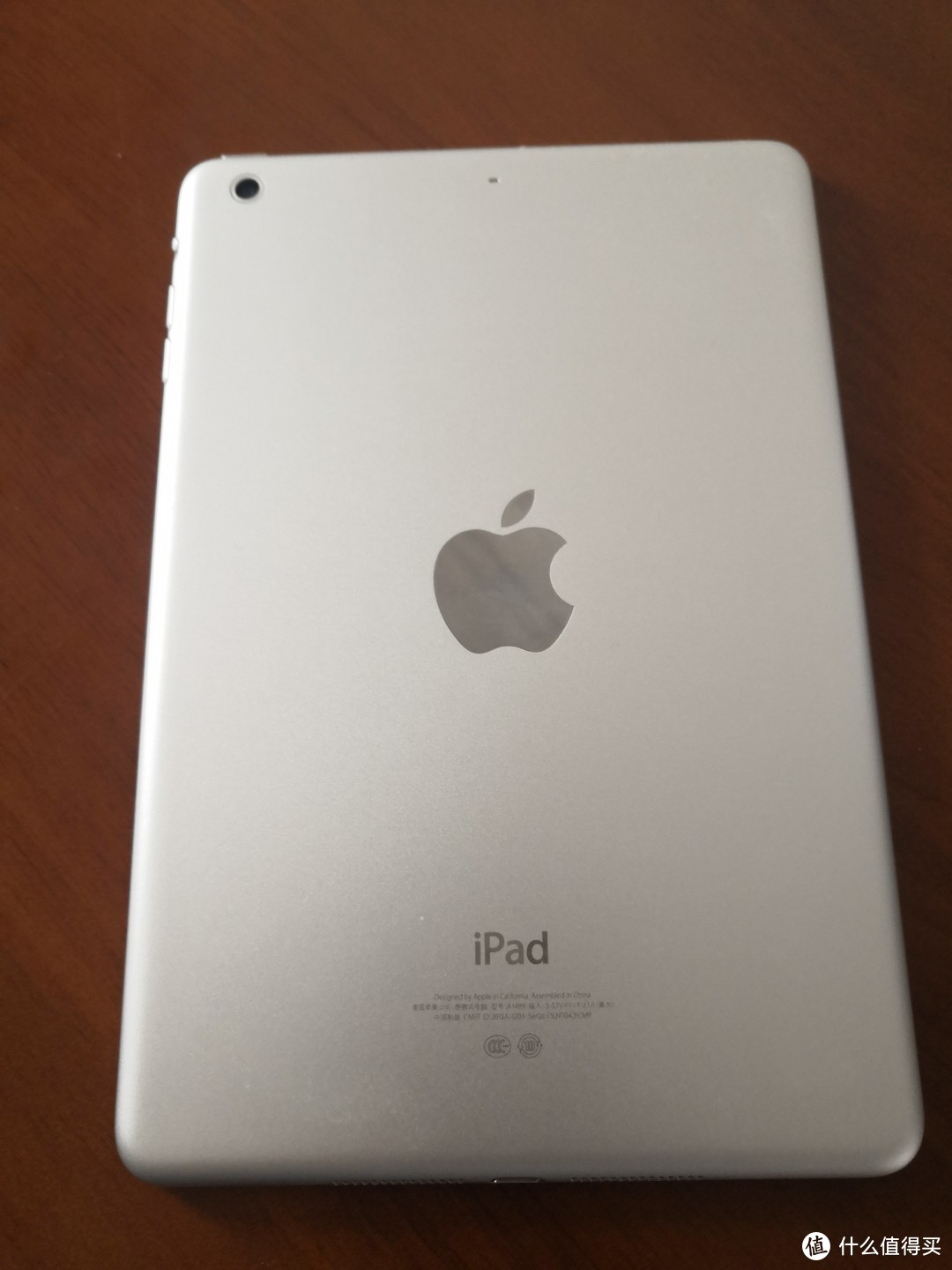 平板背面是塑料还是金属，手感有点磨砂的感觉，据说iPad mini2与iPad Air、iPhone 5S一样采用了新的外壳工艺，在金属材质里加入了更浅颜色的阳极氧化着色，浅颜色相对纯色更不易掉漆，确实用了5年后没有掉漆