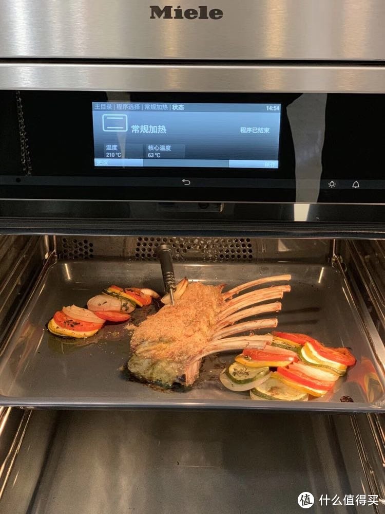 全新厨房电器系列只需轻轻点触、滑动，就可以轻松完成所有操作，使每位消费者像使用智能手机界面一样使用烤箱、蒸炉和咖啡机。
