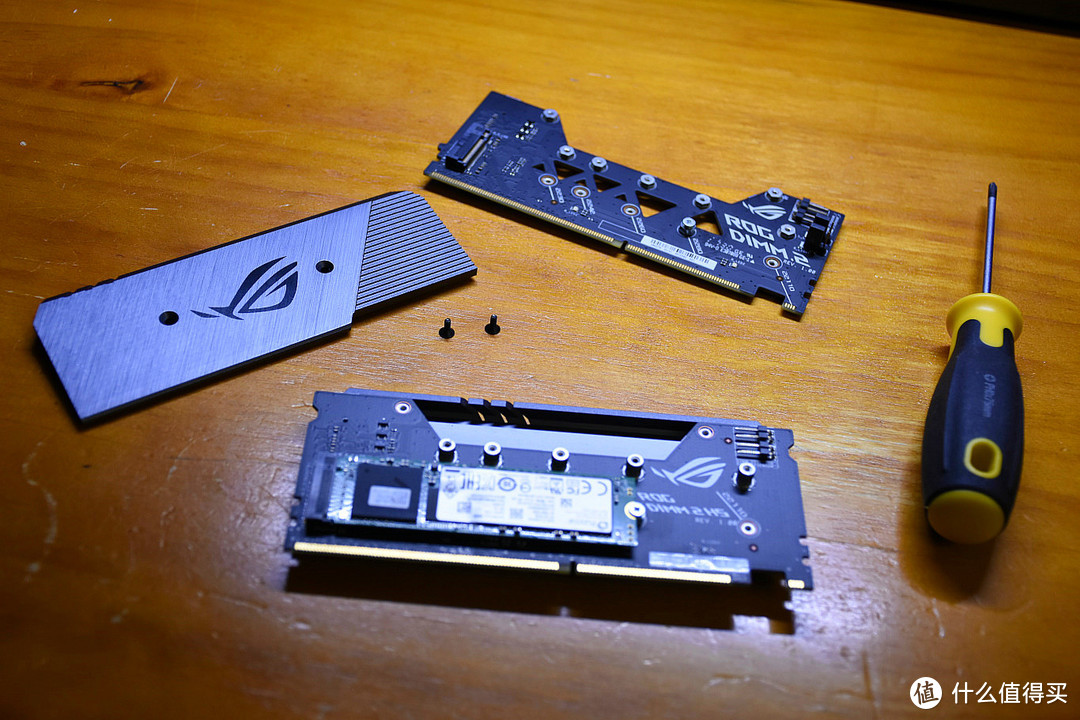 两代DIMM.2卡内部基本相同