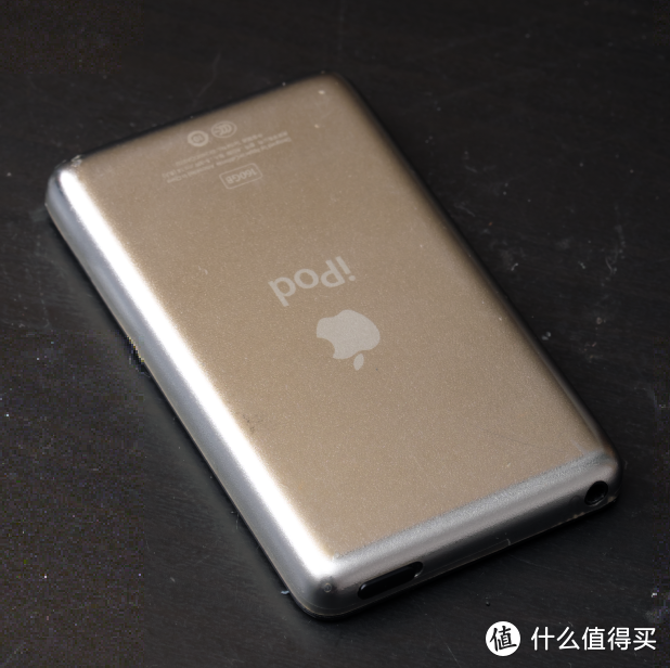 iPod classic背面，耳机孔和现在几乎绝迹的hold键，因为怕跟iPod touch4一样背面磨的一道道划痕，贴了膜