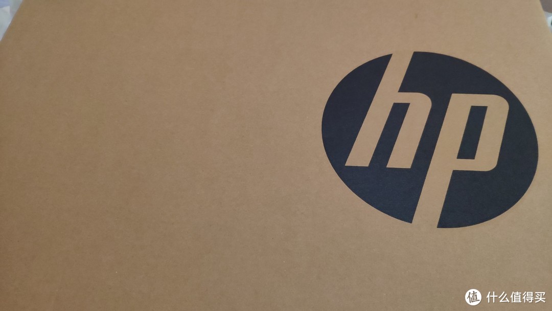 正面的“HP”与电脑上的新logo并不相同