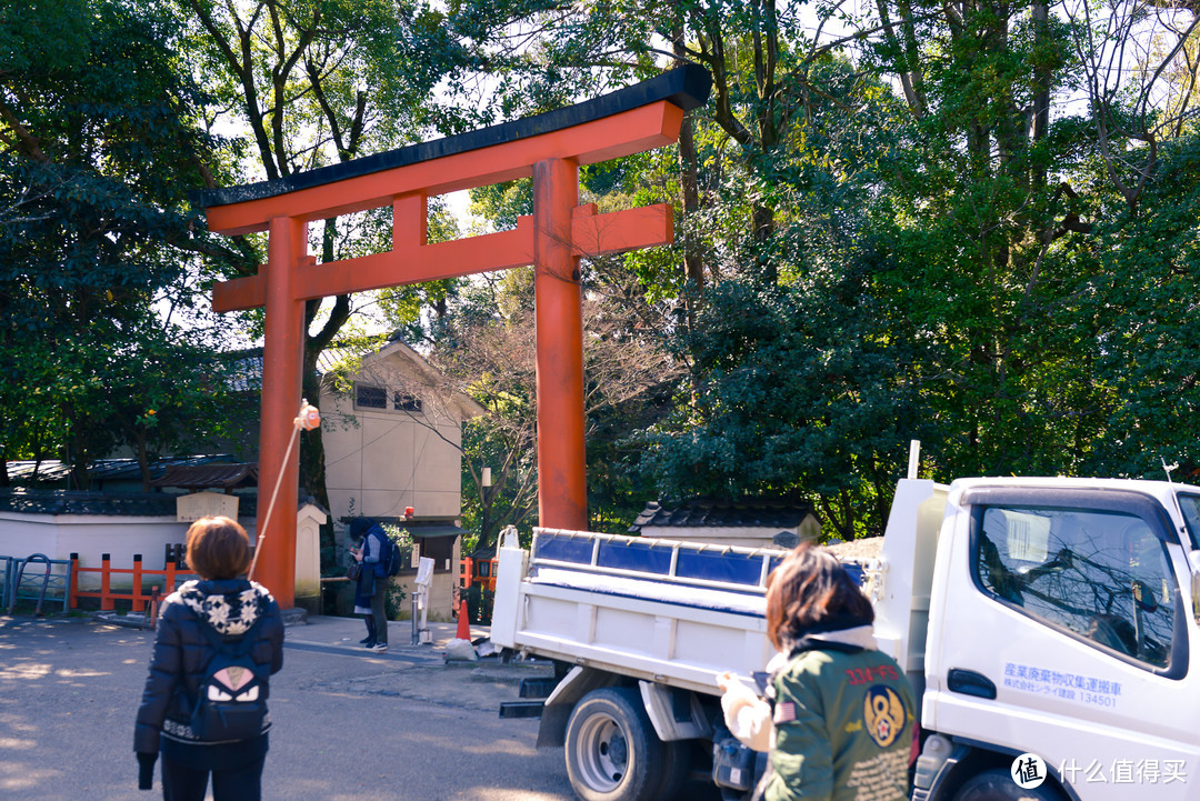 进了这个鸟居就是八坂神社的领域了。